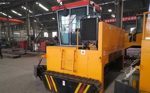 履带式翻堆机 履带式翻堆机